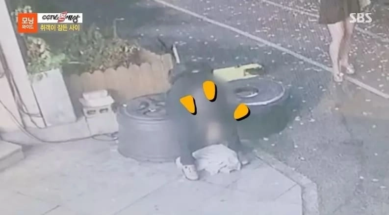 길에서 옷 벗고 잠든 남자 발견하고 지나가던 여자가 남자에게 한 끔찍한 행동 (+cctv)