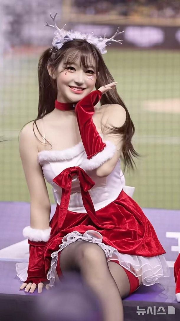 섹시 산타 변신한 이주은, 아찔 스타킹·리본 초커…'헉' : 네이트 연예