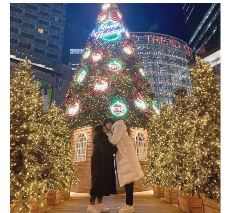 크리스마스 트리 및 더플코트의 이미지일 수 있음