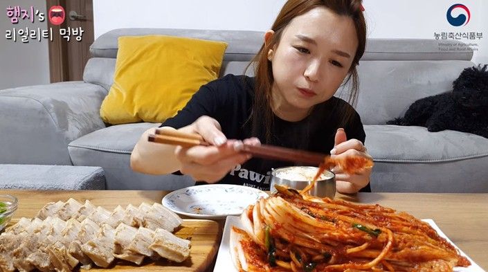 김치는 한국것" 유튜버 햄지, 中 보란듯 김치 먹방 - 스타투데이