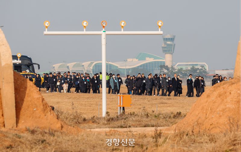 179명의 희생된 제주항공 무안공항 참사 1주기인 지난달 29일, 사고 원인으로 지목된 전남 무안공항 로컬라이져 앞으로 유가족들이 이동하고 있다.  무안|이준헌 기자