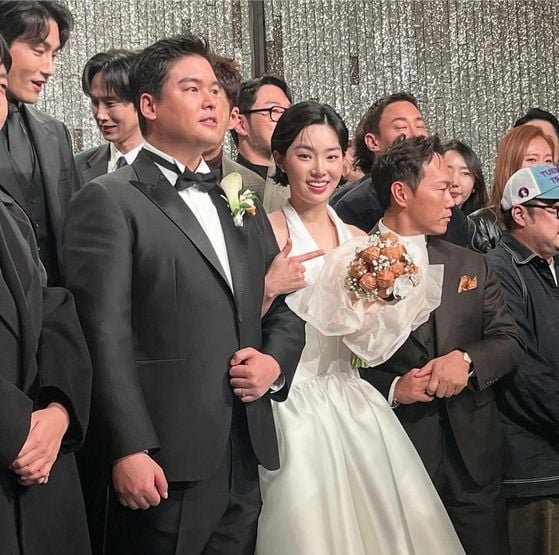 이장우·조혜원, 7년 연애 끝 결혼…'호두과자 부케' 들었다