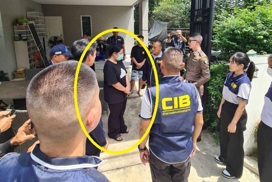 태국 경찰이 지난 15일(현지시간) 태국 중부 논타부리주에서 여러 고위급 승려들을 유혹·협박해 금품을 뜯어낸 여성(가운데)을 체포하는 모습. 사진 방콕포스트 홈페이지 캡처