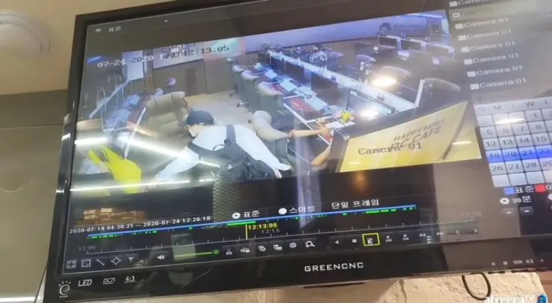 522213.jpg 라이브 중에 몰카 찍다 걸린 전과자 .jpg