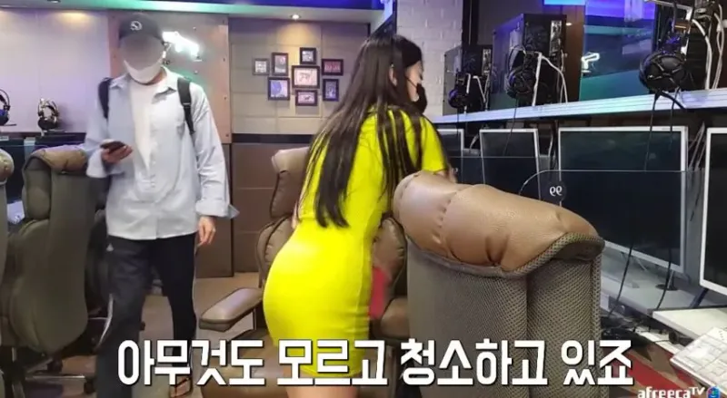 12123125.jpg 라이브 중에 몰카 찍다 걸린 전과자 .jpg