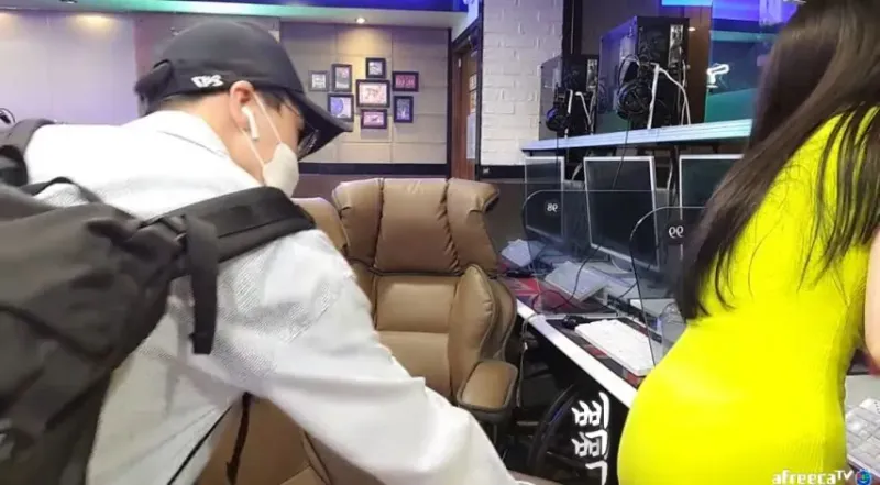 1251234.jpg 라이브 중에 몰카 찍다 걸린 전과자 .jpg