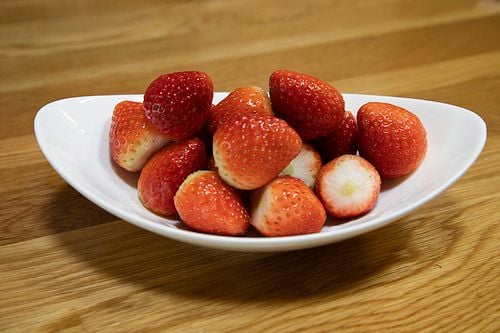 하얀접시에 담긴 딸기 | 유토이미지 | 상세페이지 | 베이직샵 | 사진 | 20761936