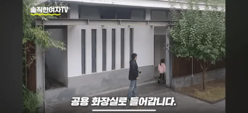 딸을 혼자 화장실에 보낸 아빠.....jpg