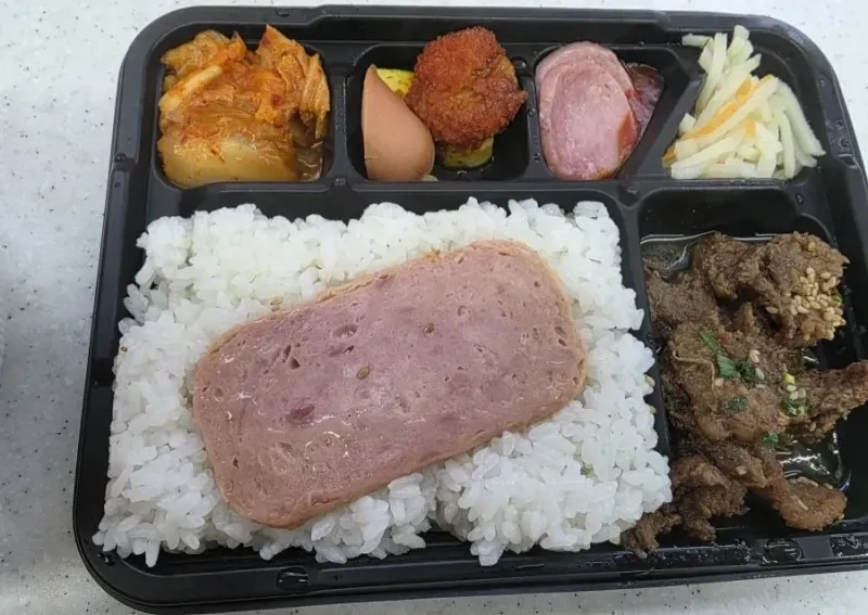 dcbest-20260127-140827-007-resize.webp 5900원 윤주모덮밥 vs 3900원 편도