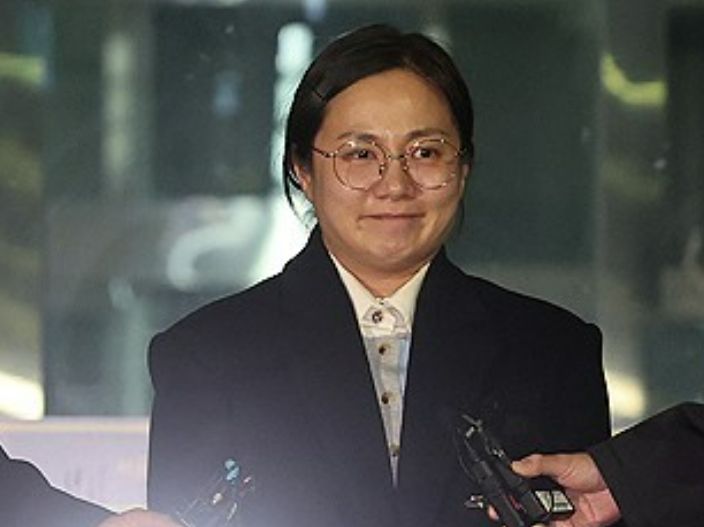매니저 갑질·불법 의료행위 의혹' 박나래, 첫 피의자 경찰 조사 - 경향신문