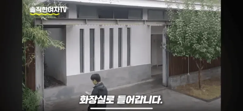 딸을 혼자 화장실에 보낸 아빠.....jpg