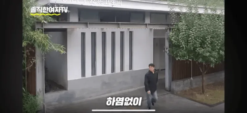 딸을 혼자 화장실에 보낸 아빠.....jpg