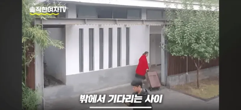 딸을 혼자 화장실에 보낸 아빠.....jpg