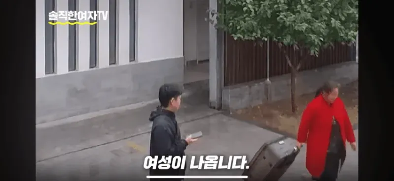 딸을 혼자 화장실에 보낸 아빠.....jpg