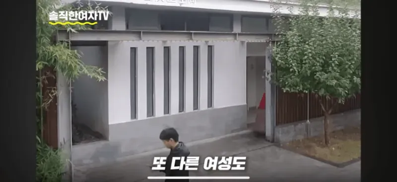 딸을 혼자 화장실에 보낸 아빠.....jpg